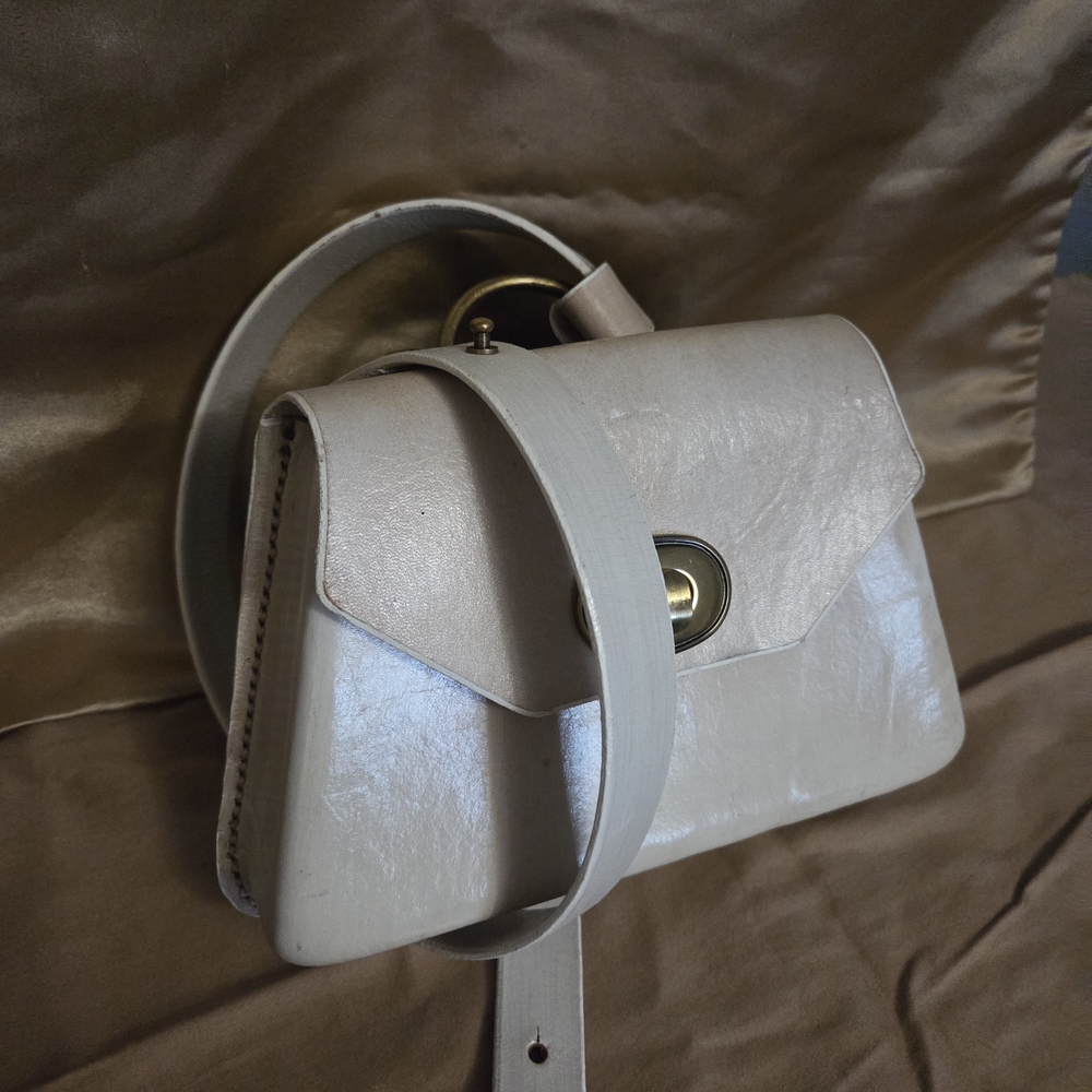 JAHDE  RARE (Only 7 On Posh) Vintage Elegant Cream Crossbody / Belt Bag